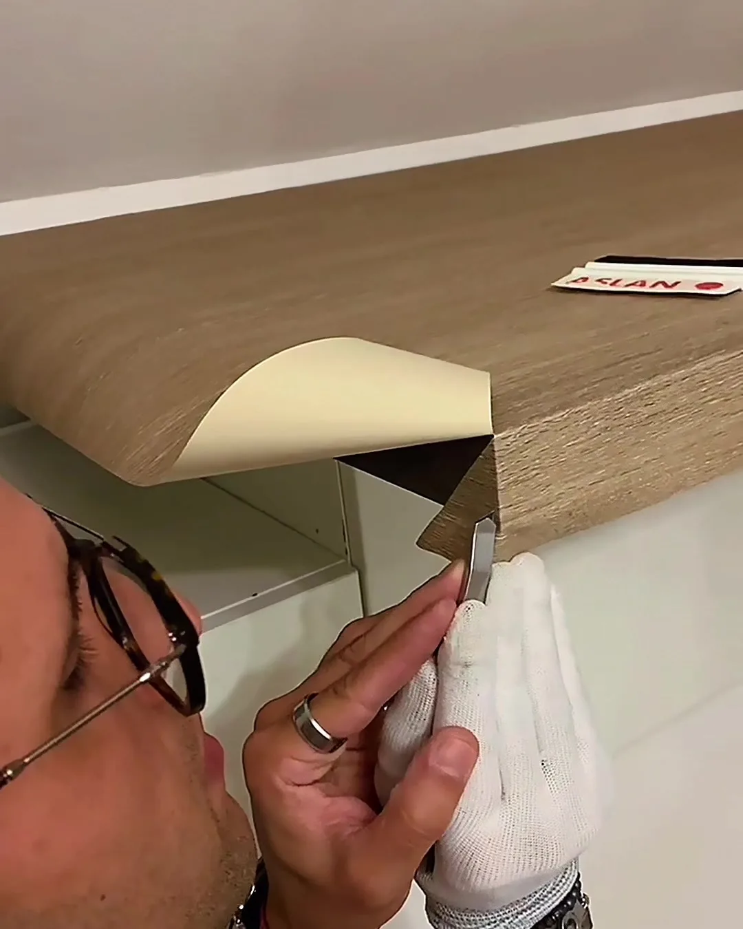 Rivestimento effetto legno sul bordo del top