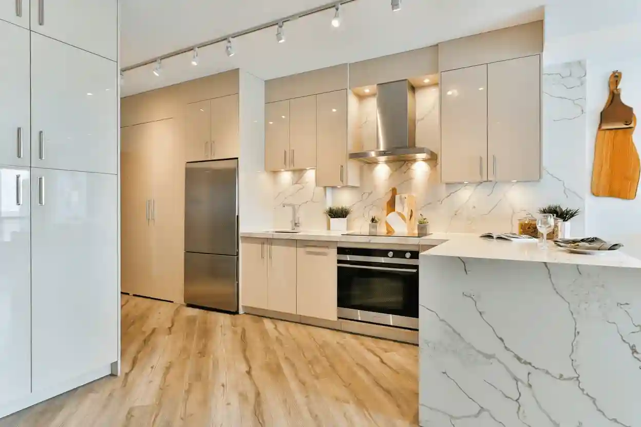Cucina dopo il restyling: mobili rinnovati con pellicola bianca lucida