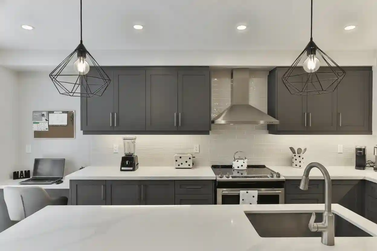 Cucina dopo il restyling: mobili rinnovati con pellicola nera opaca