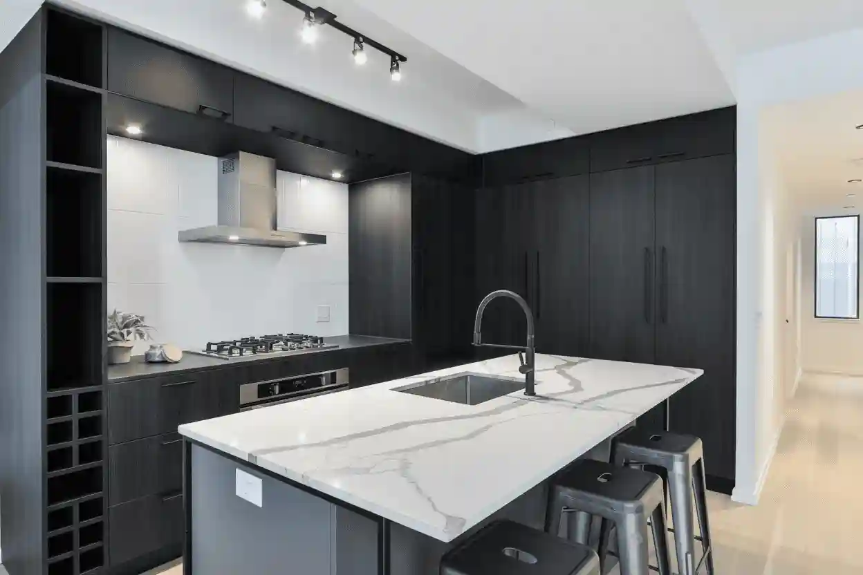 Cucina dopo il restyling: mobili rinnovati con pellicola effetto legno naturale
