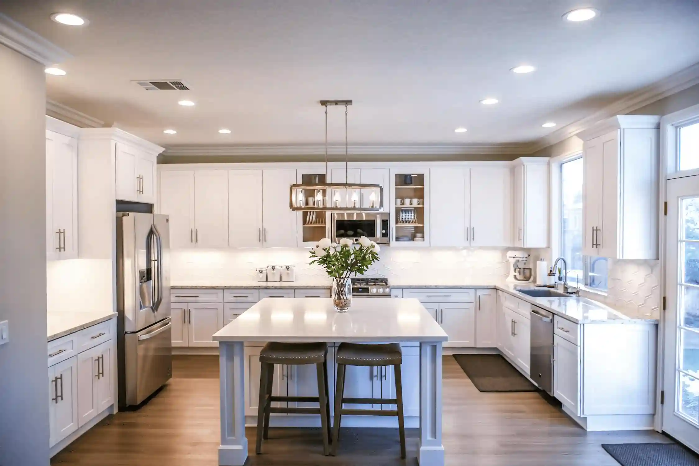 Cucina prima del restyling: ante in legno scuro usurate