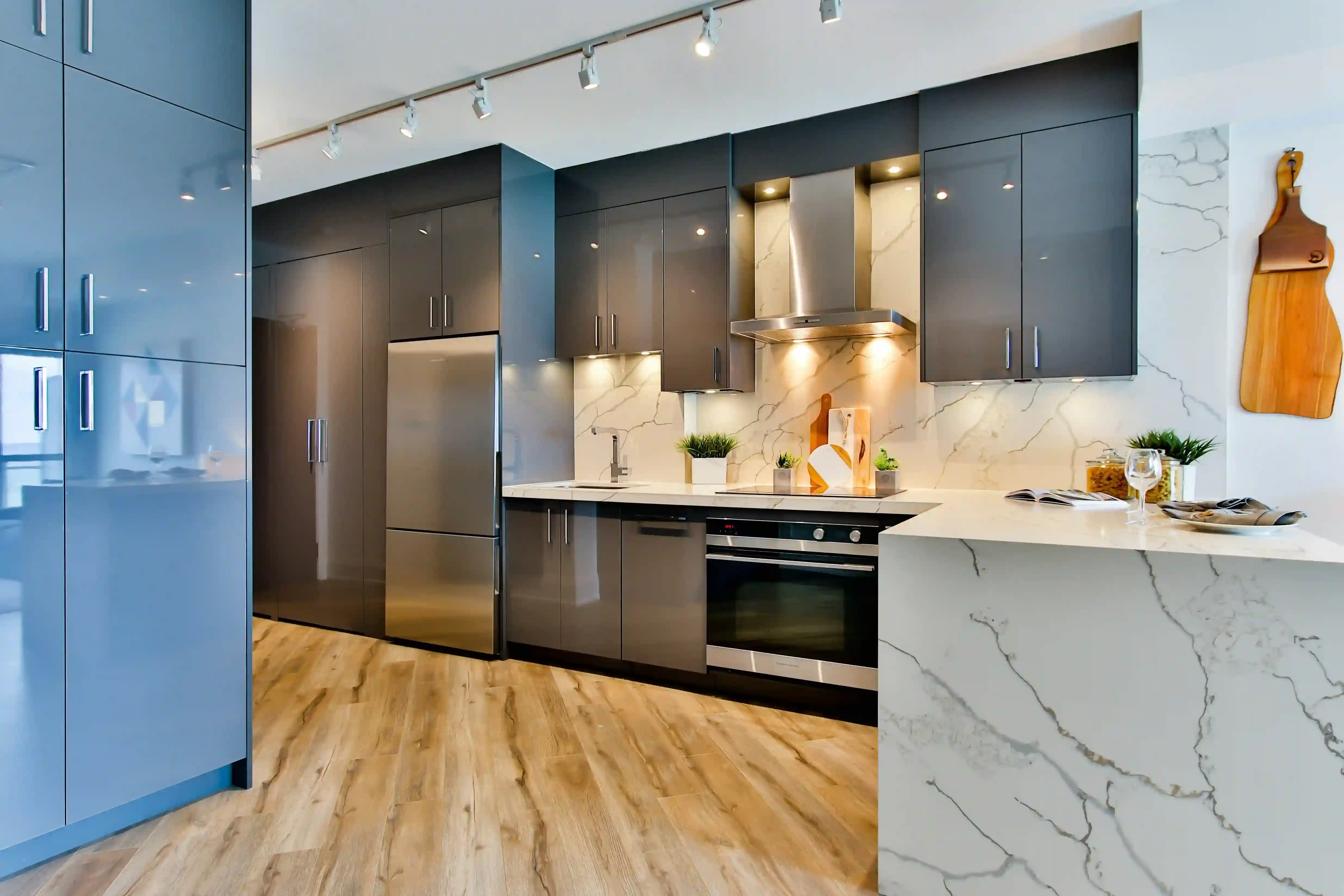 Cucina prima del restyling: mobili usurati con ante in legno scuro