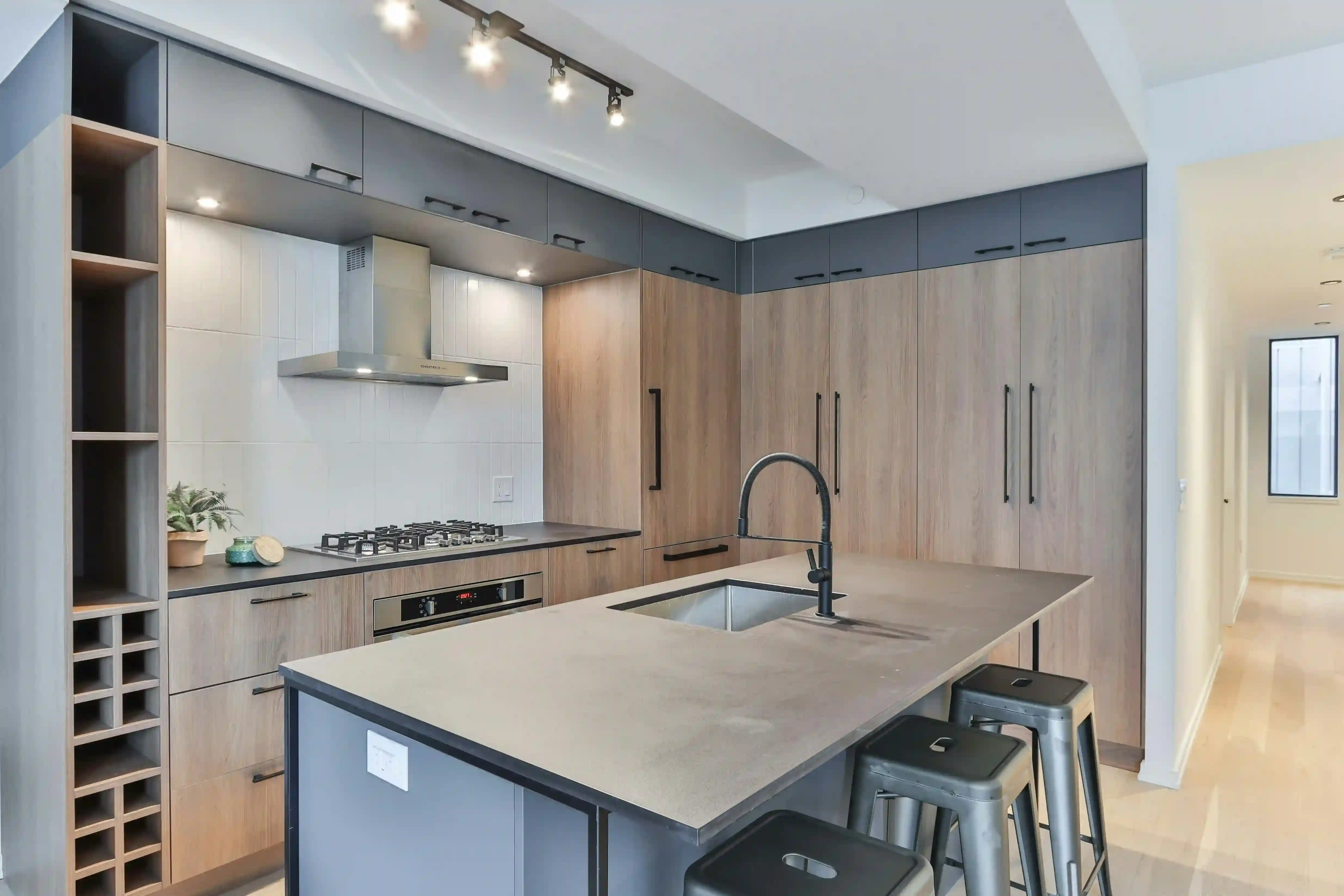 Cucina prima del restyling: mobili usurati con ante in laminato scuro